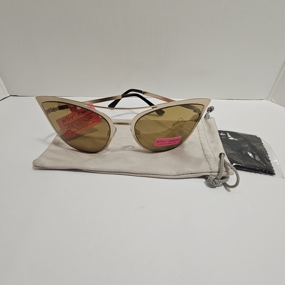 Betsey Johnson Accessories - NWT Betsey Johnson Gold Cat Eye Sunglasses Metal Pink Heart Summer Festival